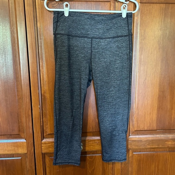 Athleta Chatarunga Capri Grey Size Medium - Picture 2 of 7